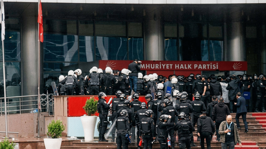 CHP Genel Merkezi’ne Polis Müdahalesi: Gaz, Plastik Mermi, Barikat… Özgür Özel: “CHP Bundan Sonra Sokaktadır”