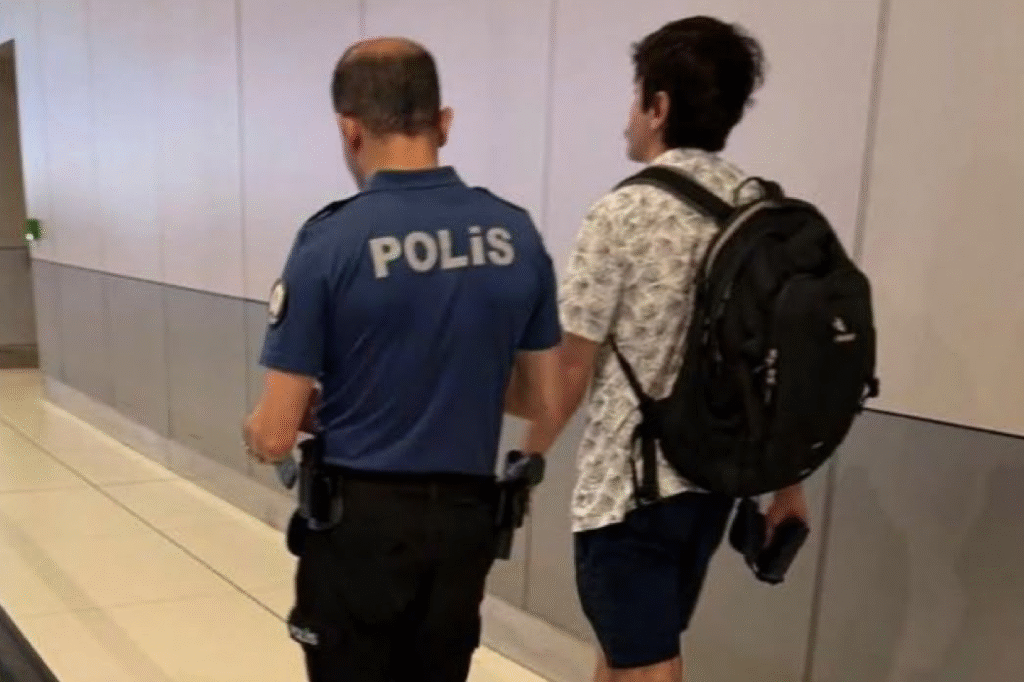 Komedyen Deniz Göktaş’a Havalimanında Gözaltı: Ters Kelepçeli Görüntüler Servis Edildi!